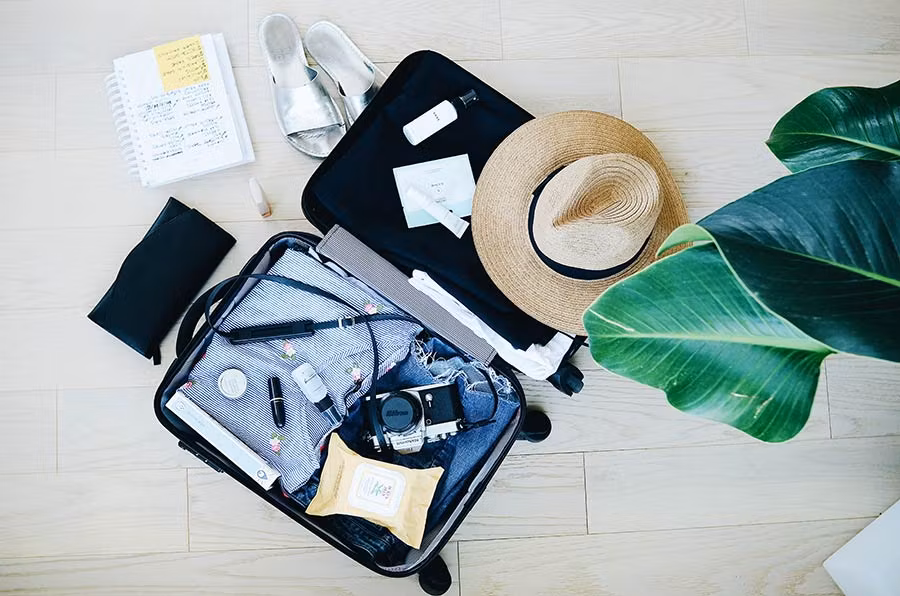 maleta mujer viajera, gadgets de viaje