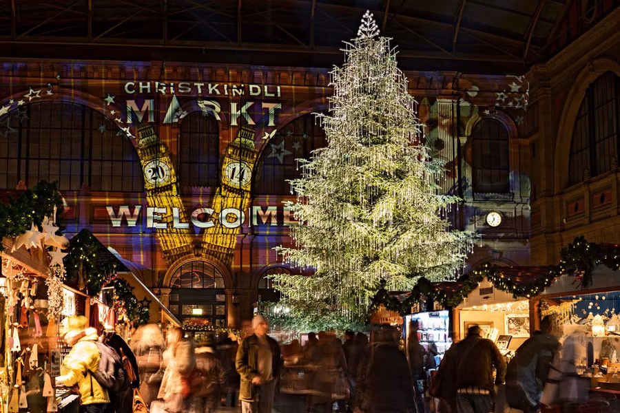 Árbol de Navidad y mercadillo en la estación Central de Zúrich