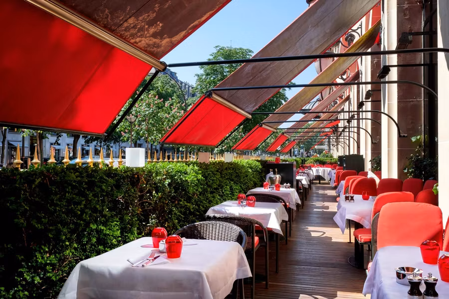 Terraza del hotel Plaza Athénee, junto a la Avenida Montaigne.