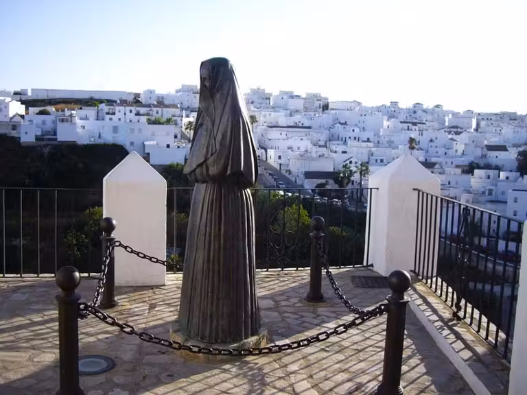Estatua dedicada a las ‘cobijadas’ en Vejer de la Frontera.