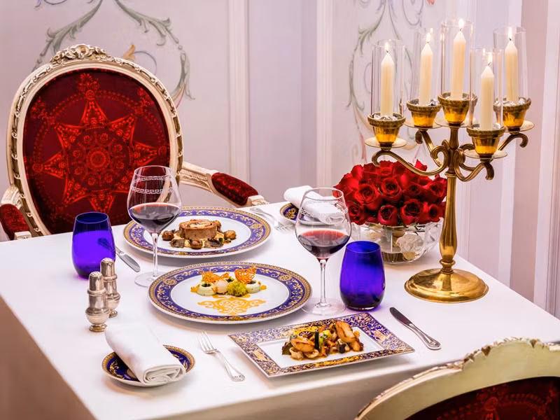 mesa de gala en el Palazzo Versace de Dubái