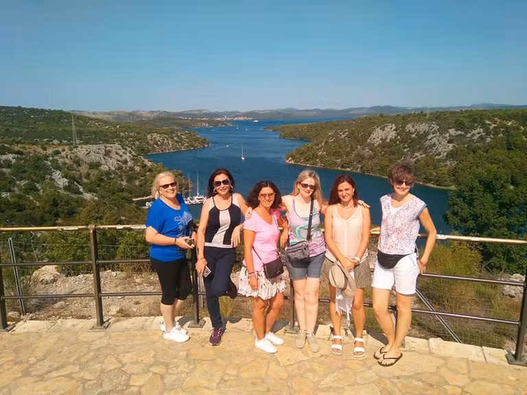 Grupo de Tacones Viajeros en un mirador