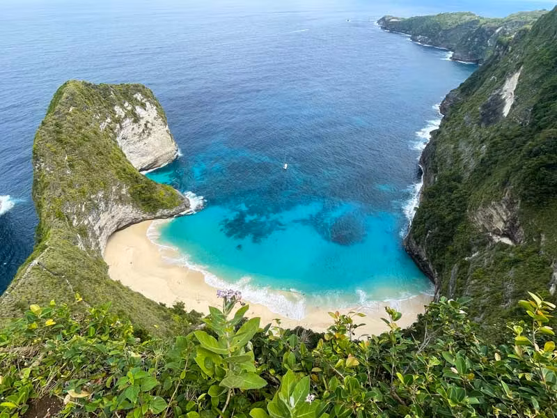 Playa en la isla de Nusa Penida en Bali