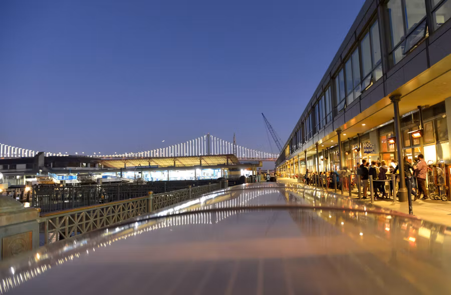Restaurantes en Ferry Building, con vistas al Puente de la Bahía.
