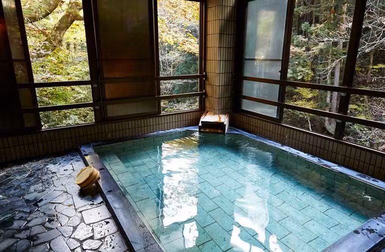 Piscina de un onsen.