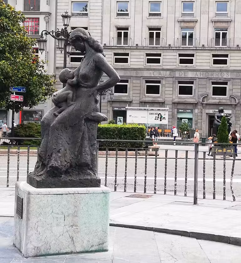 Estatua dedicada a la Maternidad.