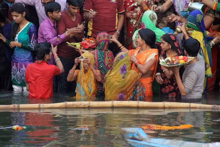 ¿Puedo viajar sola o con amigas a India?