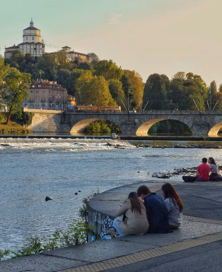 La ribera occidental del río Po reúne a grupos de estudiantes.