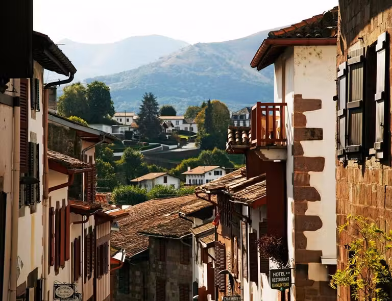 casas típicas del pais vasco frances