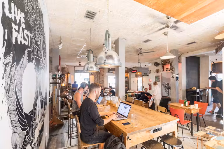 En Malasaña encontrarás tiendas y cafés alternativos, como La Bicicleta. © Álvaro López / Madrid Destino 