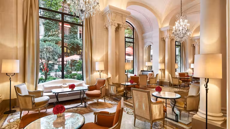 hotel lujo paris, hotel plaza athenee paris, mujeres viajan a paris