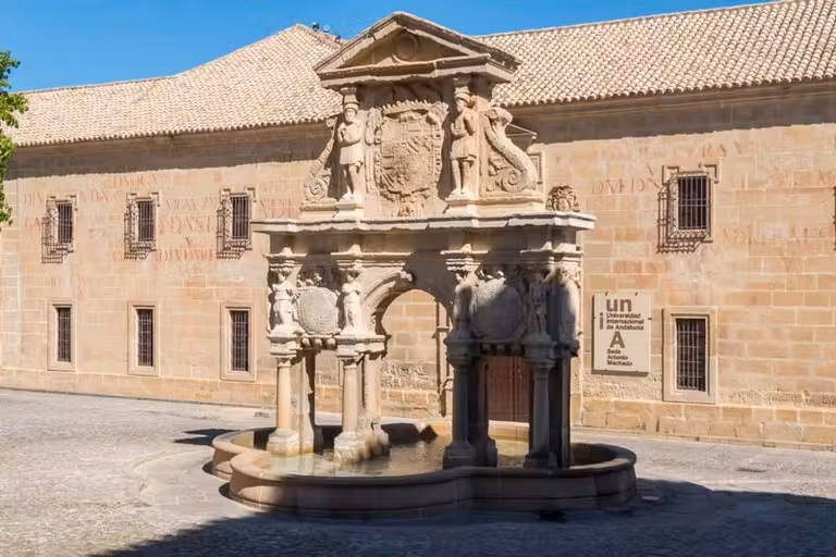 Fuente en la plaza de Santa María en Baeza