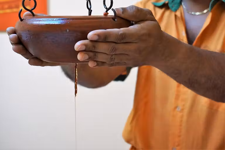 Cuenco ayurveda con aceite