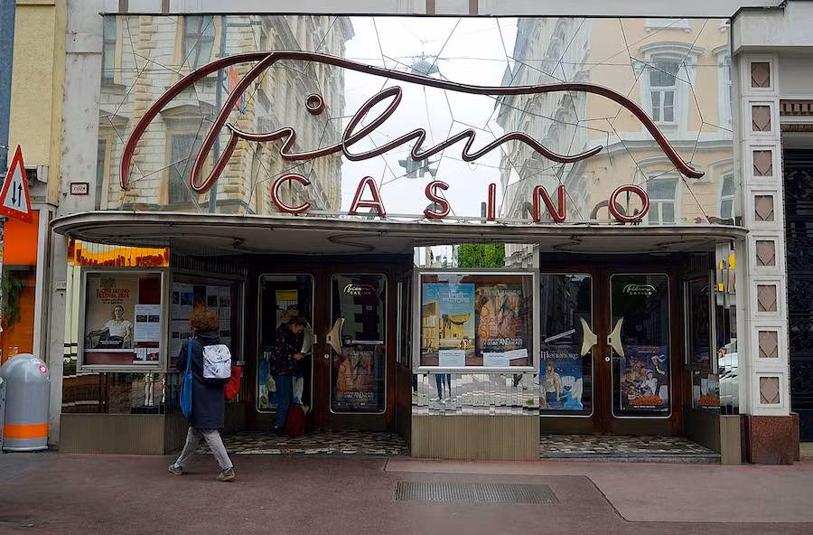 Un pequeño cine de barrio del Freihausviertel.