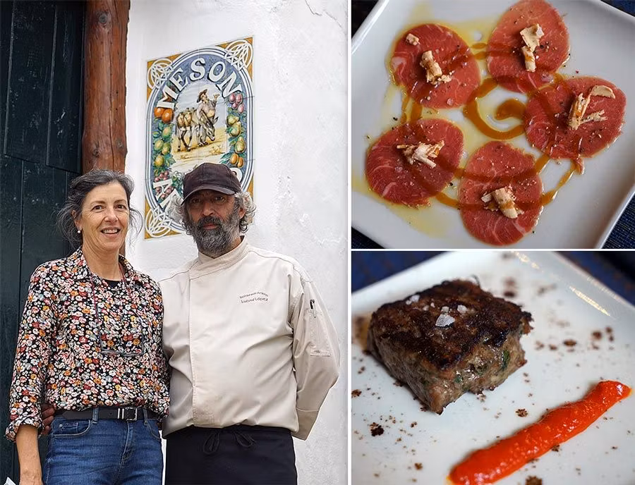 los propietario del restaurante arrieros posan frente al local