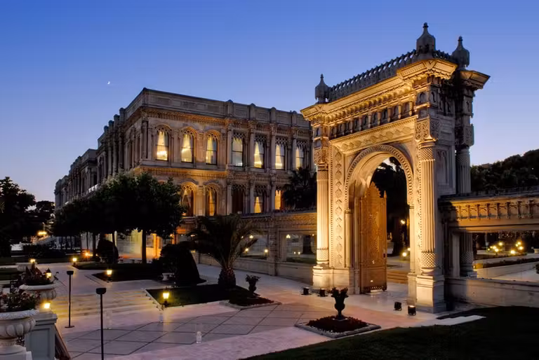 Puerta histórica del Çiragan Palace de Estambul