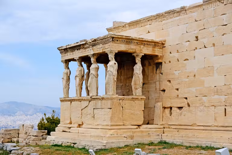 Erecteión con la tribuna de las cariátides