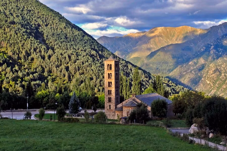 vista de la iglesia de sant climent en taull pueblo de lleida