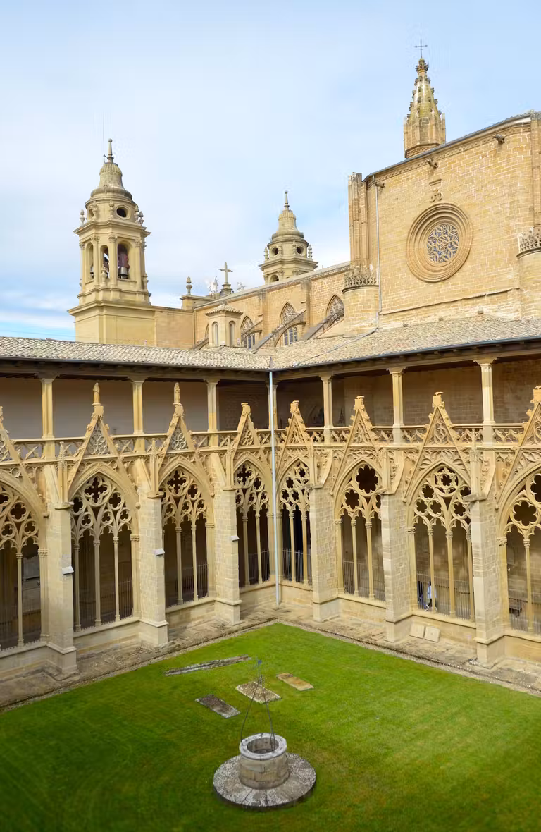 Vista desde el interior del claustro de la Catedral.