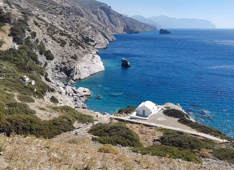 Capilla Agia Anna con el mar al fondo