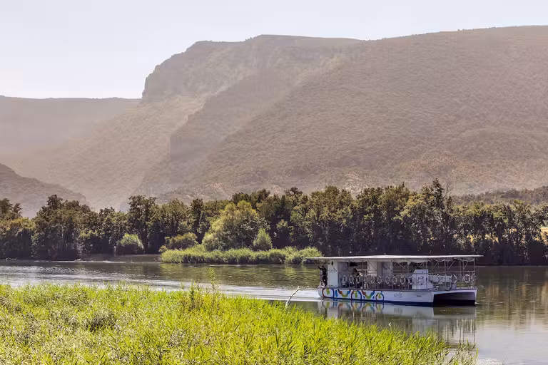 Barco solar que navega por los fiordos burgaleses.© Tomás Alonso 