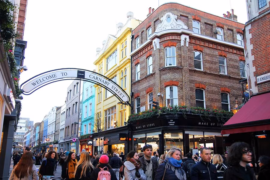 la animada carnaby street un buen lugar para ir de compras en londres