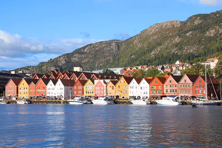 Bryggen, con sus casas de colores alineadas, es la imagen más conocida de Bergen.