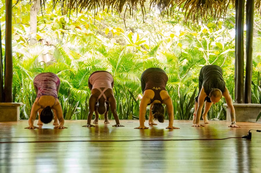 Grupo de mujeres practica yoga en Nosara, en la Península de Nicoya