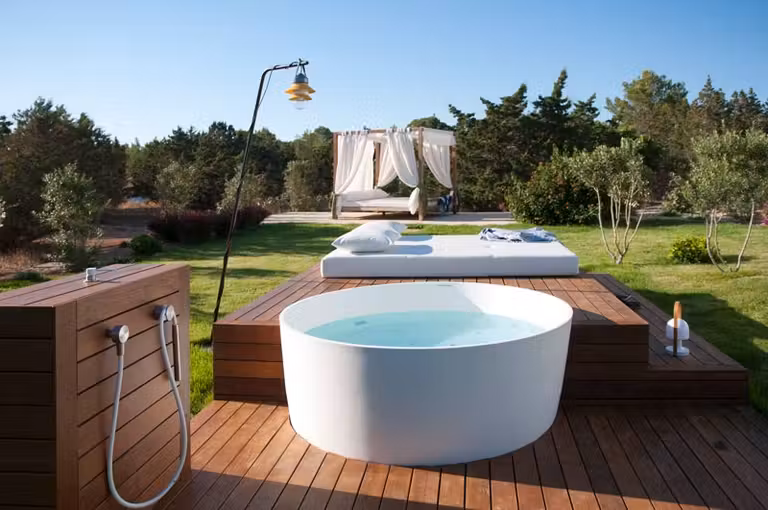jacuzzi y solarium en una villa de Paraíso de los Pinos