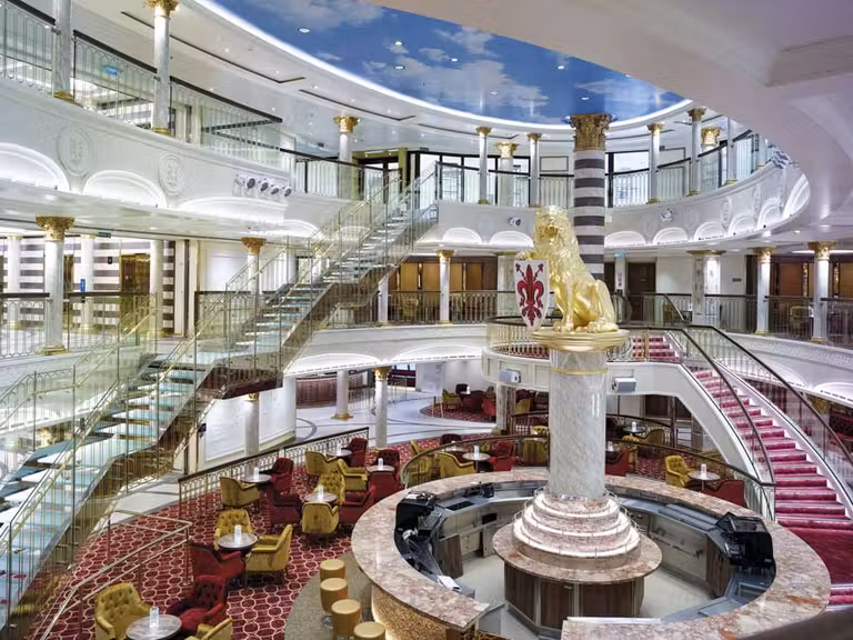 Hall de Costa Firence de Costa Cruceros