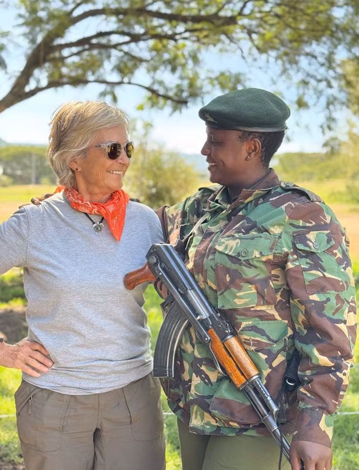 Sania con una de las rangers de su safari por Kenia.