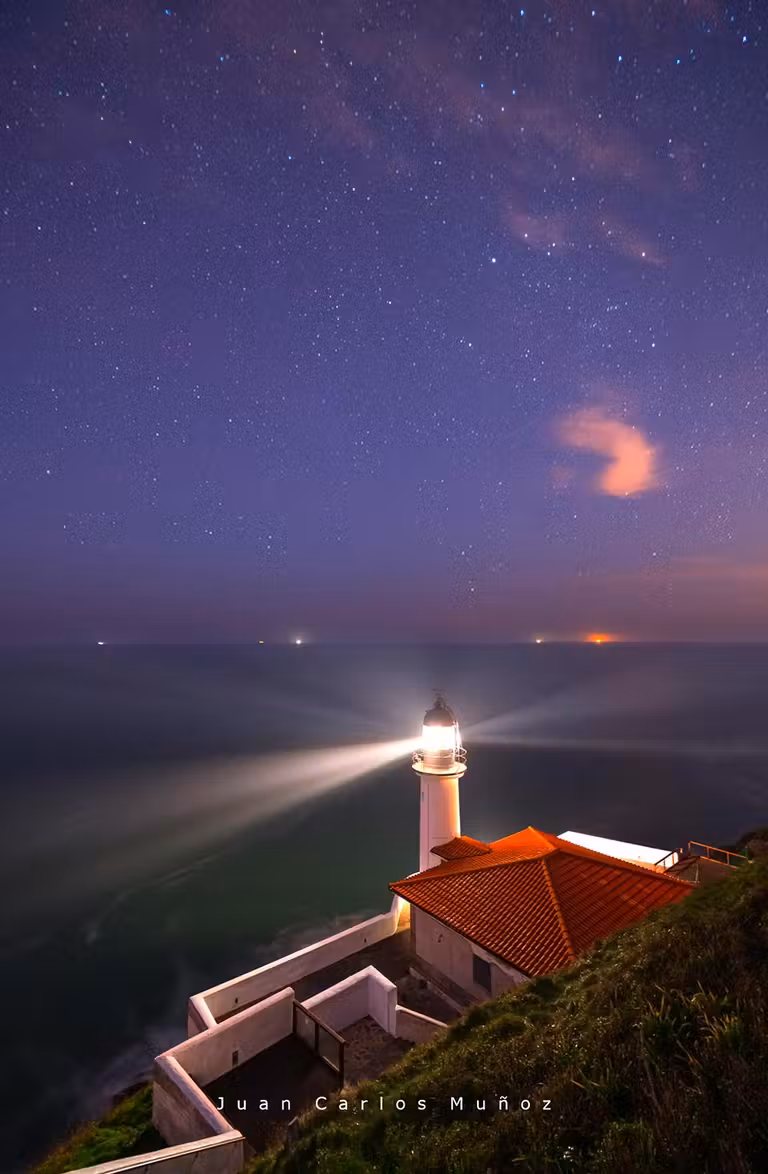 faro punta del pescador durante la noche