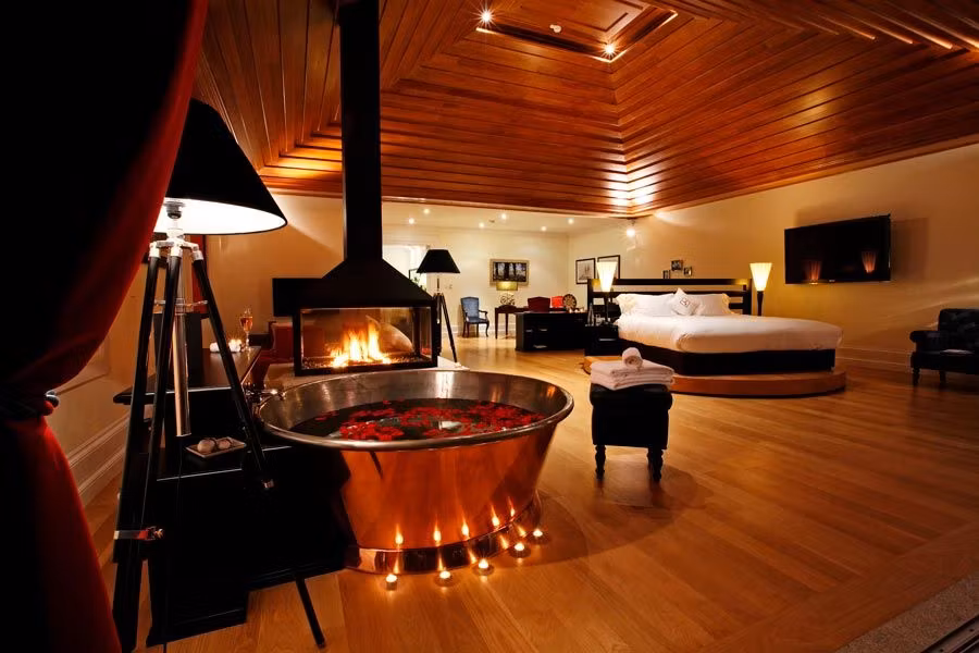 Bacchus Suite con bañera de cobre y cama giratoria