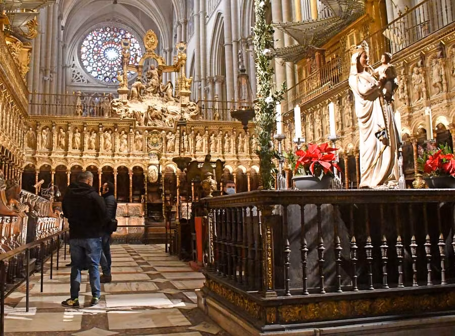 Coro con la imagen de la Virgen Blanca.