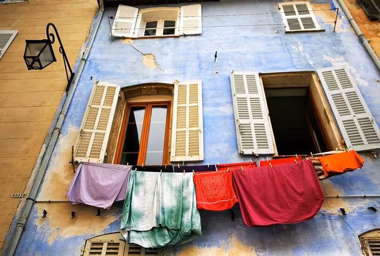 Colores mediterráneos en las fachadas, y vida a borbotones llenan las calles marsellesas.
