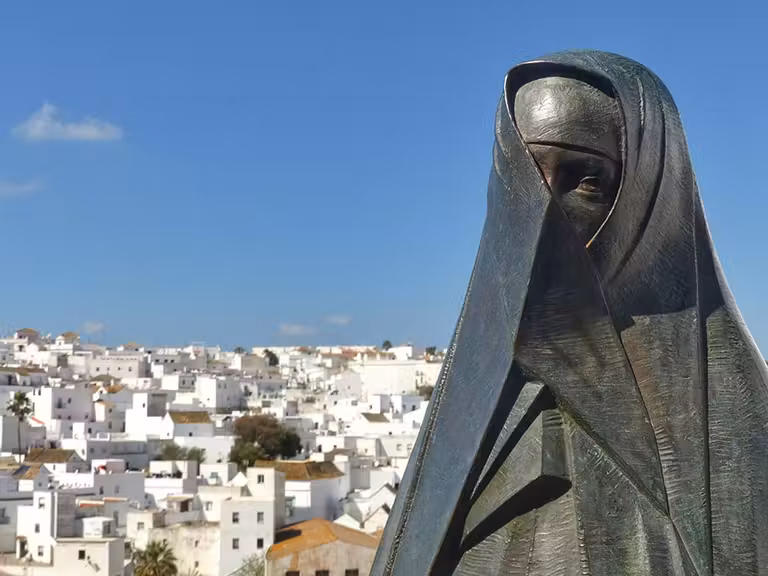 Monumento en homenaje a la mujer vejeriega en Vejer de la Frontera.