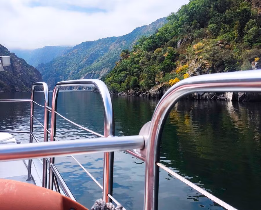catamaran por el sil en ribeira sacra