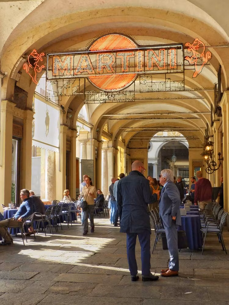 Grupo de personas tomando el vermú en Turín