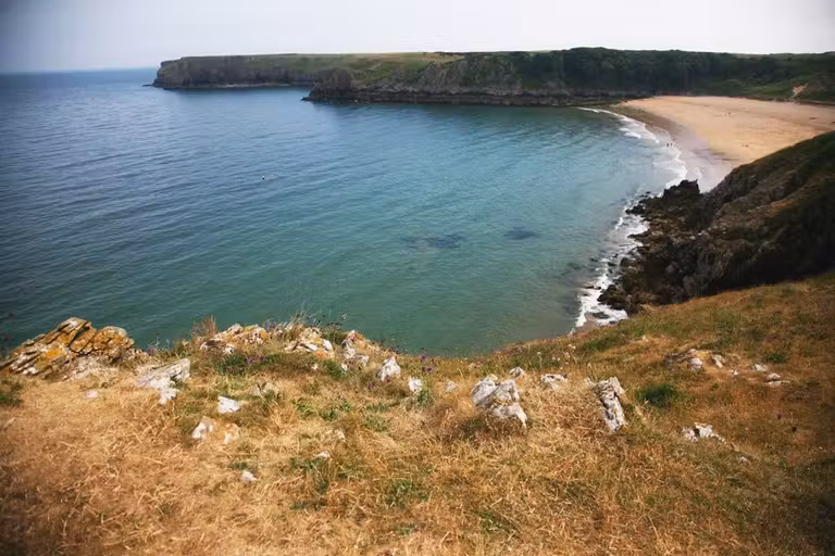 Playa de Baranfundle rodeada de acantilados.