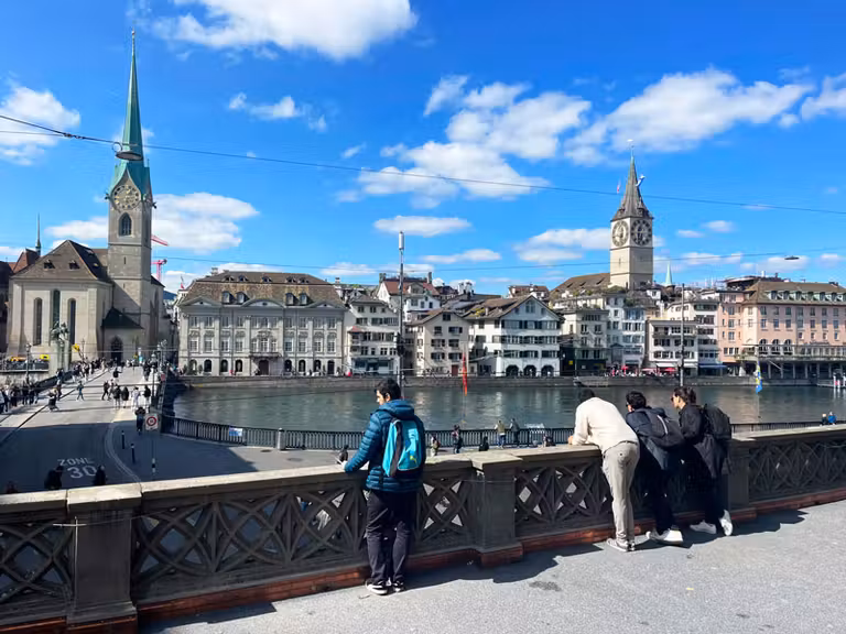 Vistas sobre el río Limmat desde el exterior de la Grossmüster.