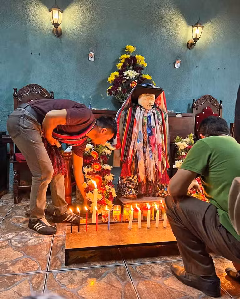 Adoración a Maximón en el lago Atitlán