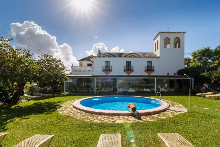 Piscina del hotel Hacienda El Santiscal