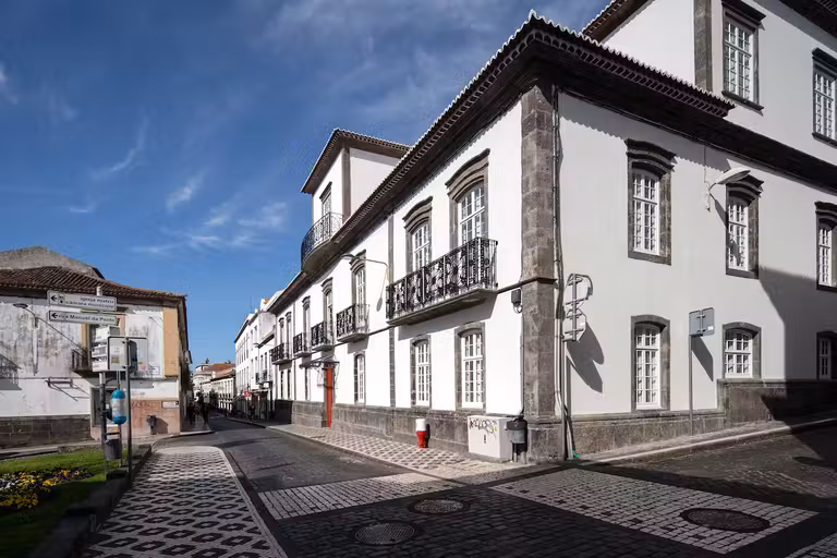 El hotel está situado en pleno centro histórico de Ponta Delgada.